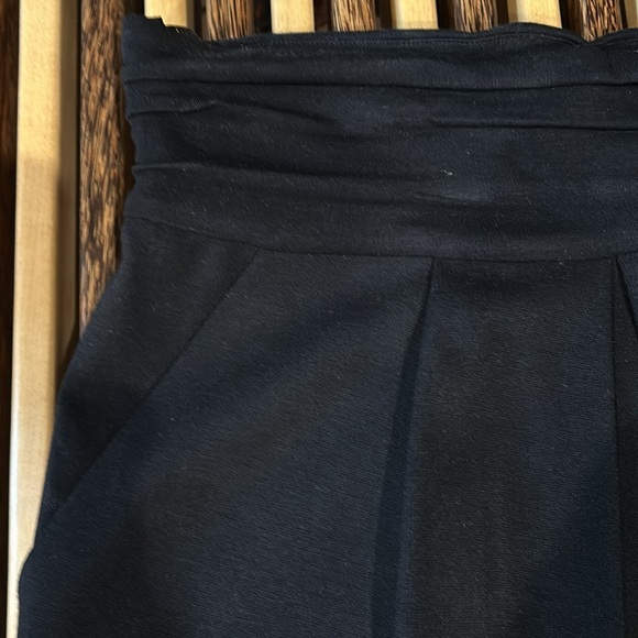 Woman’s BCBG MAXAZRIA Skirt - Size Medium with Front Pockets - Picture 4 of 5